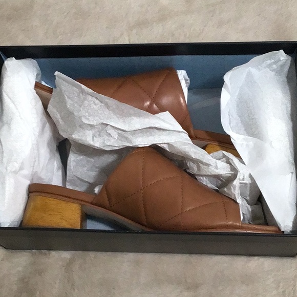 🆕 BERNARDO ”Jemma” Water Resistant Slip On Sandal 1.75” Heel Tan Color With📦 - Picture 6 of 7